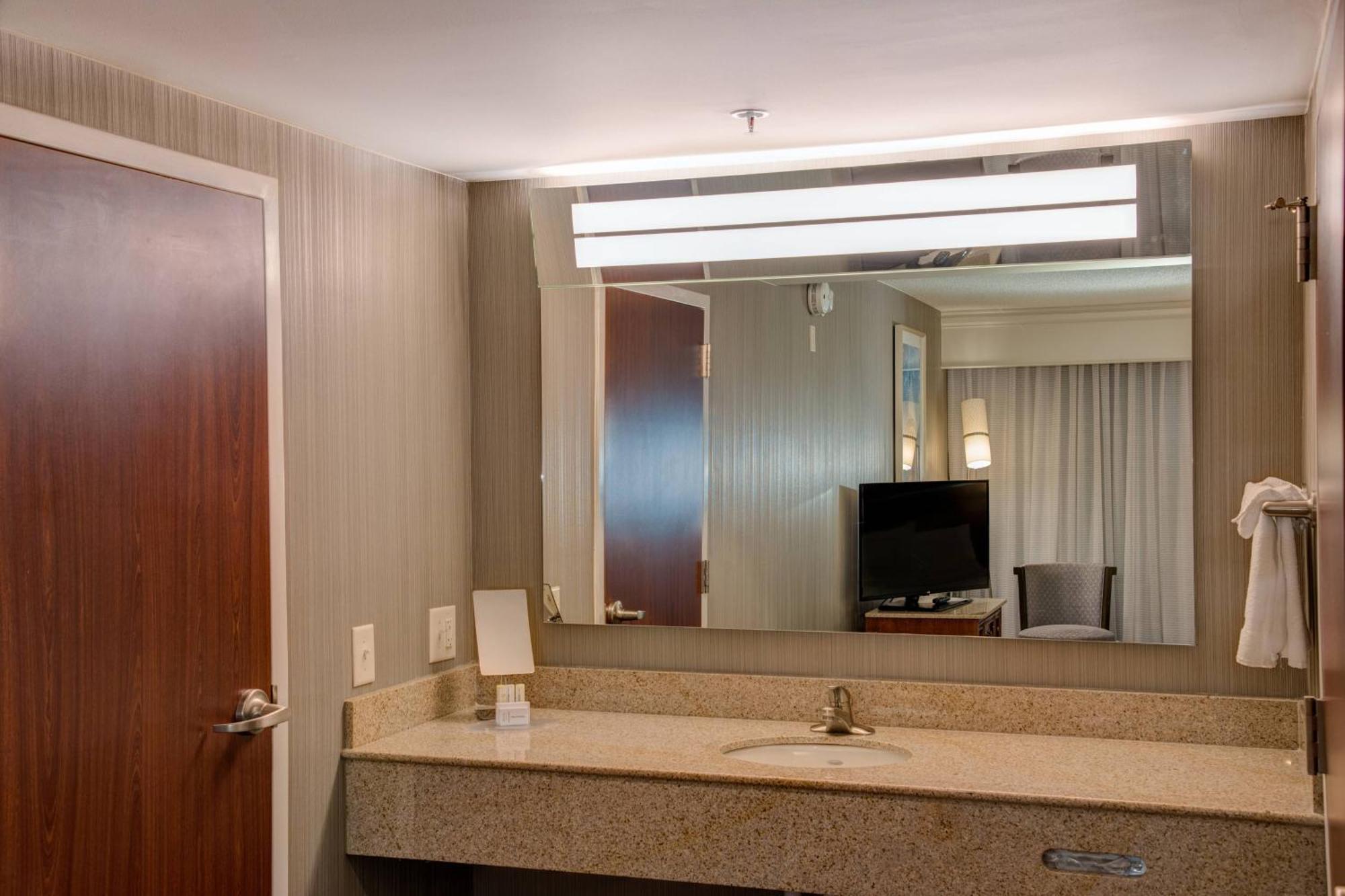 Hotel Courtyard Chapel Hill Esterno foto