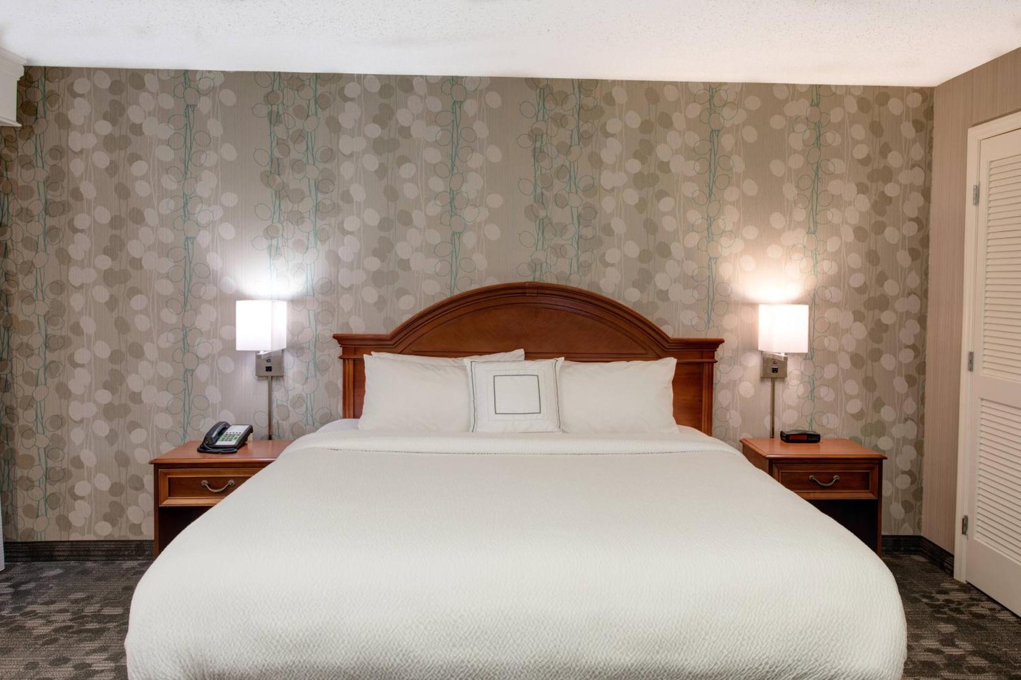 Hotel Courtyard Chapel Hill Esterno foto